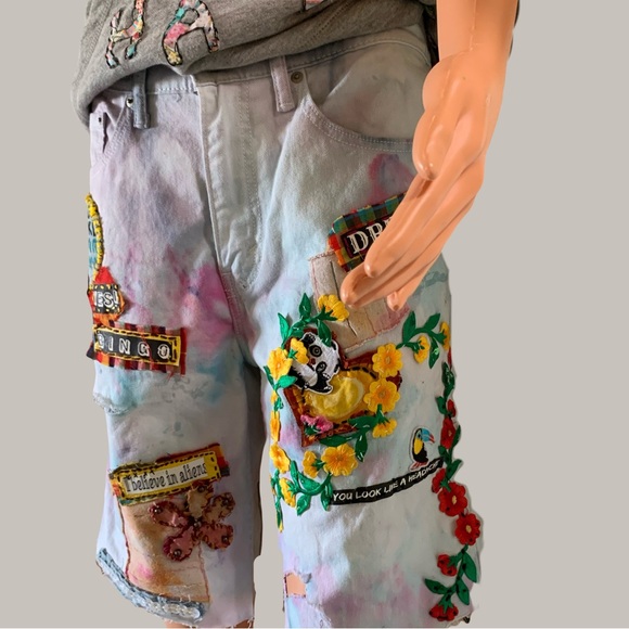 IT AIN’T BEIGE- Distressed and dyed cut-off shorts with patches - Picture 2 of 10